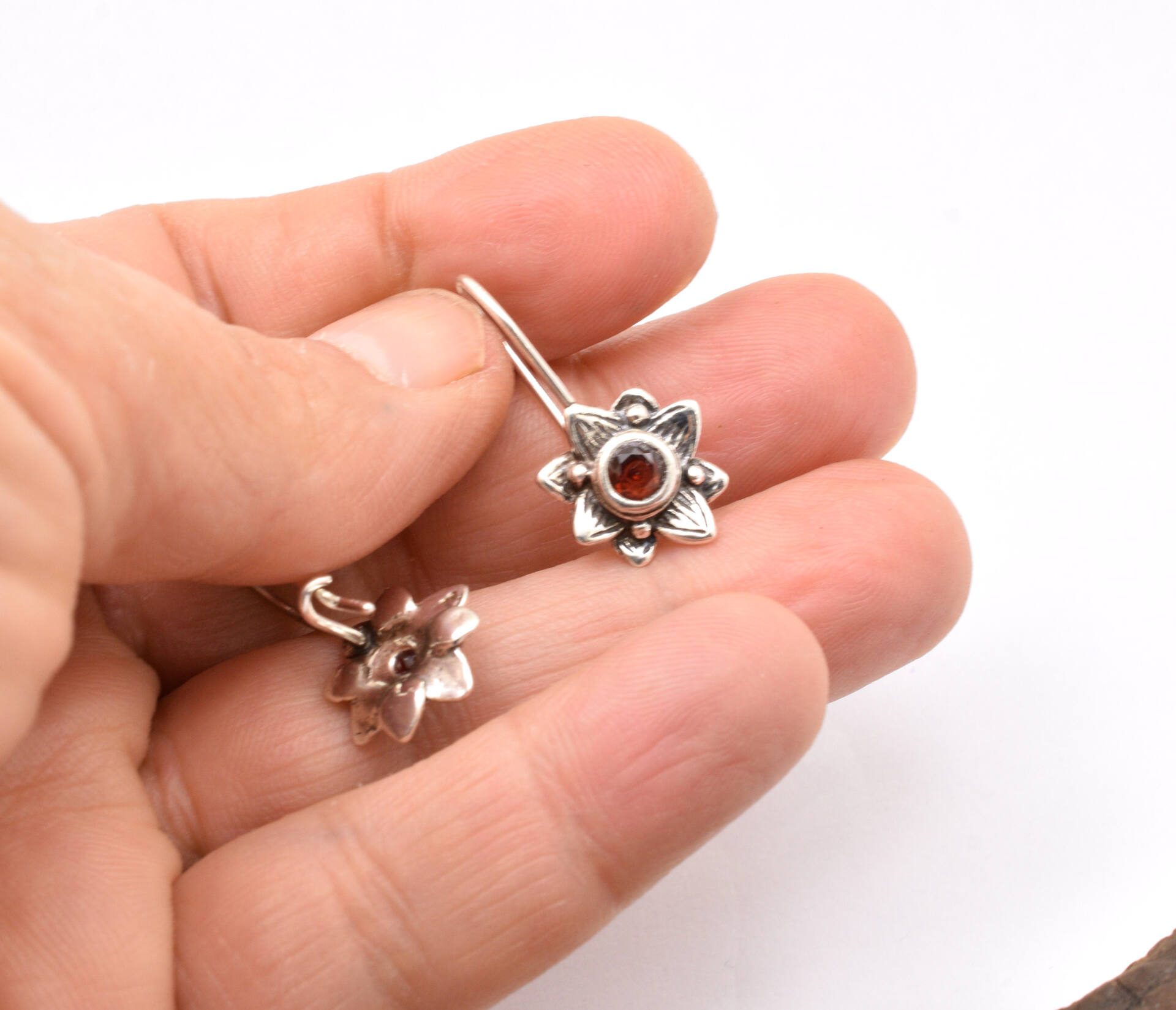 Flower garnet silver earrings