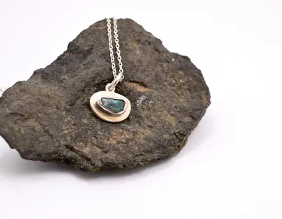 Raw apatite pendant in sterling silver Ακατέργαστος απατίτης σε μινιμαλ μενταγιόν από ασήμι