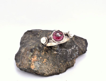 γυναικείο ασημένιο δαχτυλίδι με δύο πέτρες, μαργαριτάρια και γρανάδα