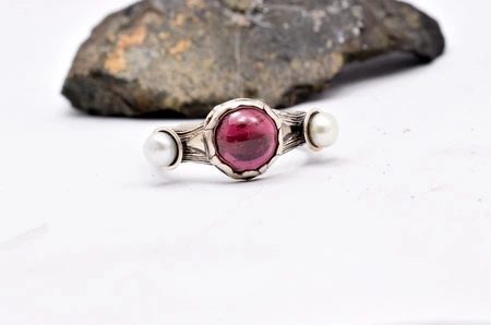 Garnet and pearl ring from sterling silver