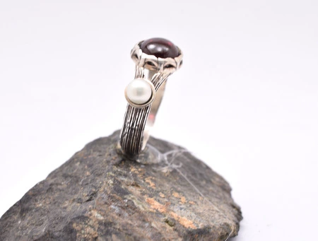 sterling silver garnet and pearl women's ring size US 8
