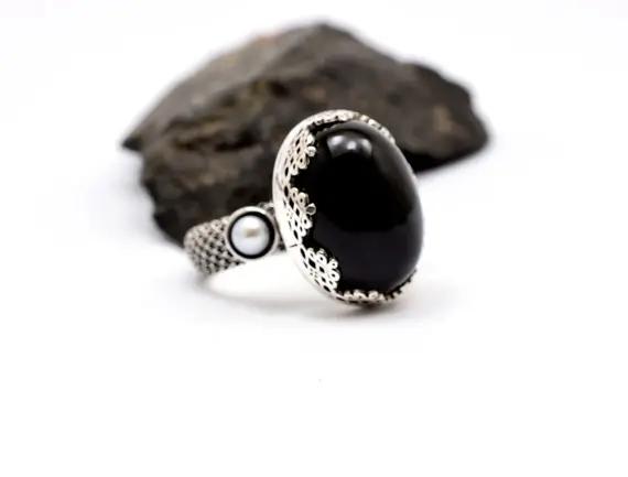 black onyx and pearl ring sterling silver two stone statement black gemstone bohemian jewelry gift for her Ασημένιο δαχτυλίδι με μαύρη πέτρα και μικρά μαργαριτάρια