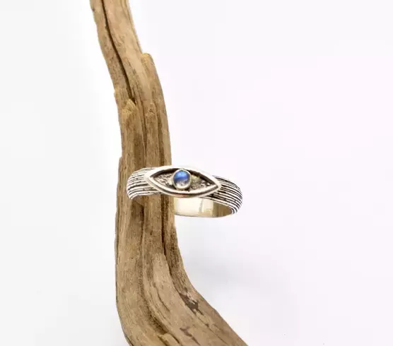 Eye sterling silver ring with labradorite