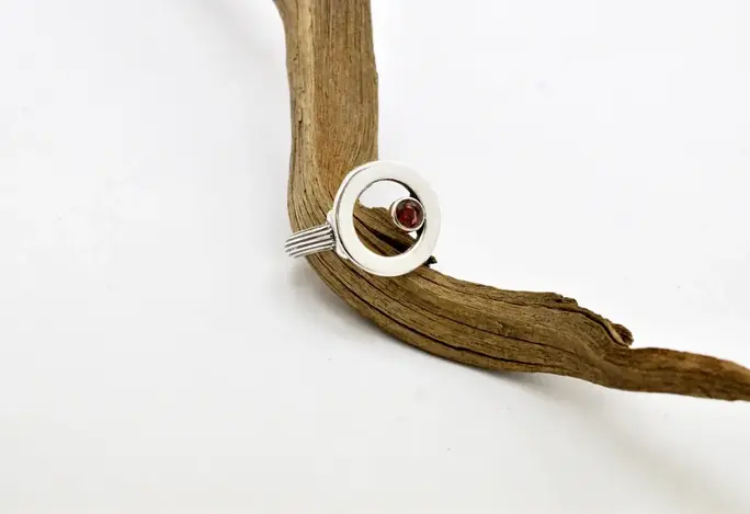Garnet gemstone ring from sterling silver - Outlined circle geometric design Δαχτυλίδι με γραναδα σε ασήμι 925