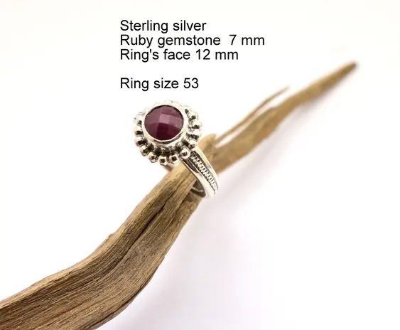 Χειροποίητο ασημένιο δαχτυλίδι με ρουμπίνι, βίνταζ μποέμ σχέδιο κοσμήματος Handmade sterling silver ring with ruby gemstone, vintage boho jewelry design.