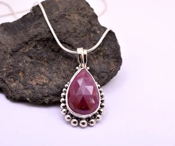 English: Handmade sterling silver ruby necklace with ornate beaded decoration – teardrop pendant, 33mm Greek: Χειροποίητο κολιέ ρουμπίνι από ασήμι 925 με διακοσμητικά σφαιρίδια – μενταγιόν σε σχήμα δάκρυ, 33mm