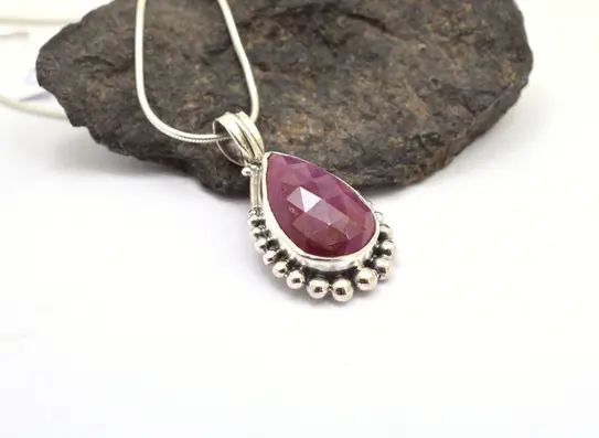 English: Handmade sterling silver ruby necklace with ornate beaded decoration – teardrop pendant, 33mm Greek: Χειροποίητο κολιέ ρουμπίνι από ασήμι 925 με διακοσμητικά σφαιρίδια – μενταγιόν σε σχήμα δάκρυ, 33mm