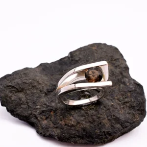 Minimal ασημένιο δαχτυλίδι με καπνία Handcrafted smoky quartz ring with contemporary silver design
