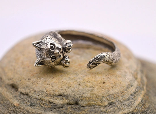 Ασημένιο δαχτυλίδι σκαλιστό σε σχήμα γάτας με λεπτομερή εργασία