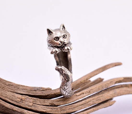 Ασημένιο δαχτυλίδι σκαλιστό σε σχήμα γάτας με λεπτομερή εργασία