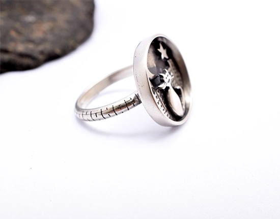 Δαχτυλίδι ασήμι 925 με γάτα φεγγάρι και αστέρια, οξειδωμένο φινίρισμα, πλάγια όψη σε λευκό φόντο