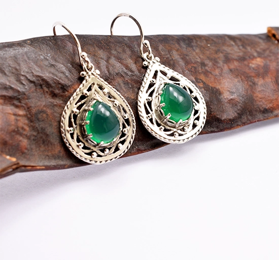 English: Pair of sterling silver green onyx drop earrings, teardrop filigree design with natural gemstones Greek: Ζευγάρι ασημένια σκουλαρίκια με πράσινο όνυχα, σχέδιο δάκρυ φιλιγκραν με φυσικές πέτρες