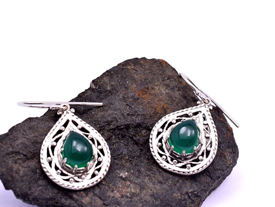 Ασημένια κρεμαστά σκουλαρίκια με πράσινη πέτρα, όνυχα σε σχήμα δάκρυ και διάτρητα σχέδια