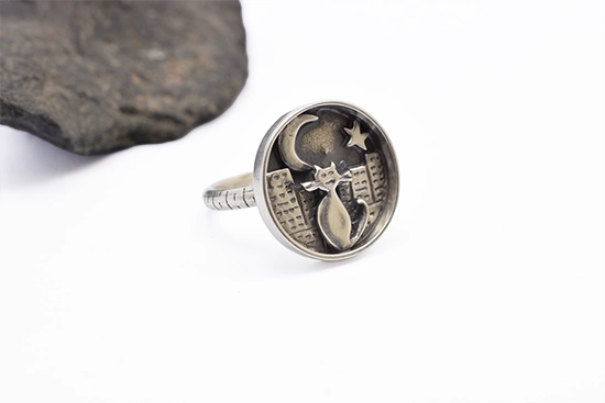 Χειροποίητο ασημένιο δαχτυλίδι γάτα νούμερο 54 με χάραξη Always, μπροστινή όψη με σχέδιο πόλης