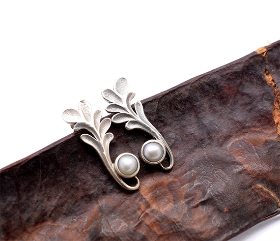 Καρφωτά σκουλαρίκια με σχέδιο φύλλο και μαργαριτάρ. Μήκος 20 χιλιοστά σε ασήμι 925