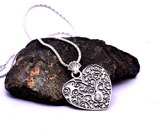 vintage heart pendant Ασημένιο κολιέ καρδιά με φιλιγκράν και cubic zirconia πάνω σε σκούρο βράχο